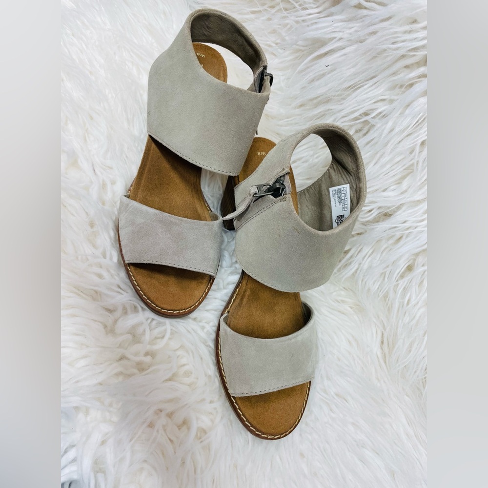 Tom’s pump sandals